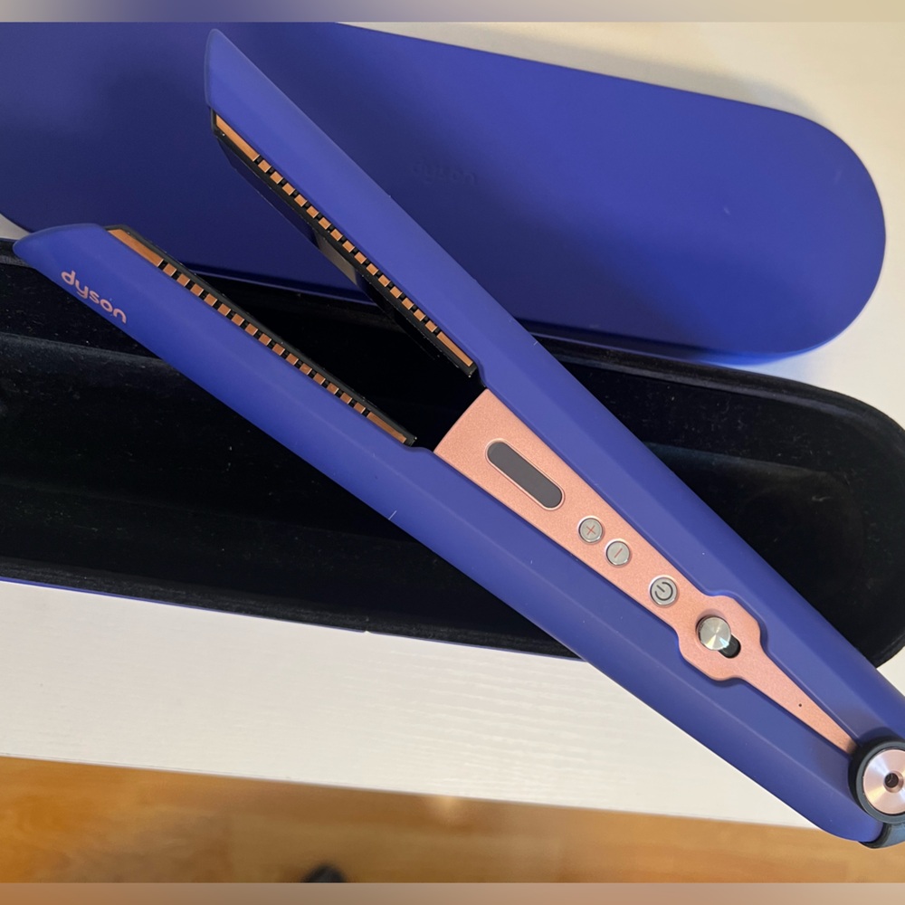 Dyson Corrale™ styler straightener (Prussian Blue/Rich Copper)
Barely used.